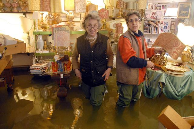 Prodavaky se v benátském antikvariátu snaí zachránit své zboí